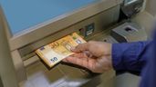 Pensionista saca dinero de un cajero automático