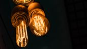 unas bombillas encendidas de noche