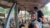 Sandra y Jose con sus hijos y animales del campo
