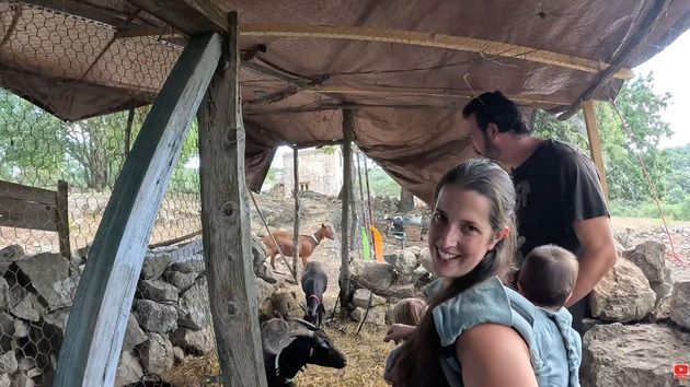 Sandra y Jose con sus hijos y animales del campo