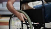 Un hombre en silla de ruedas
