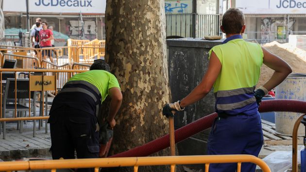 Dos obreros trabajando en una obra en el centro de Madrid