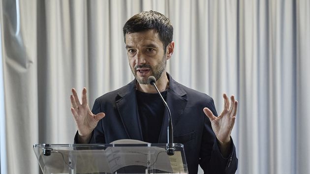 Pablo Bustinduy manos abiertas