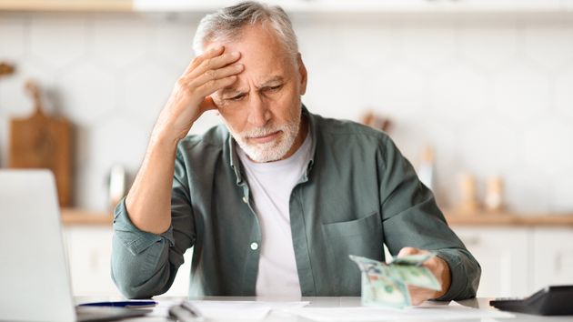 Imagen representativa de un hombre preocupado contando dinero 