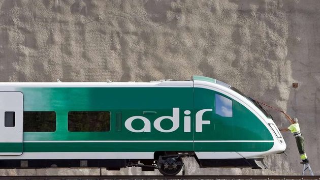 Trabajador limpiando tren de adif
