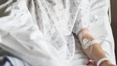 Persona en la cama de hospital