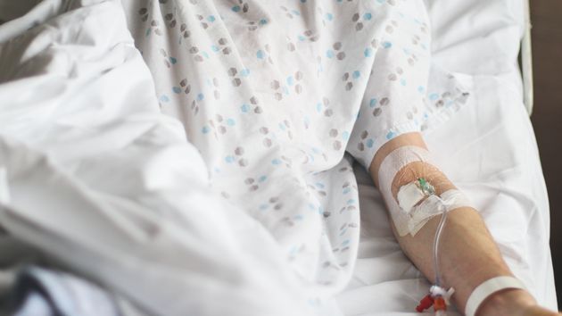 Persona en la cama de hospital