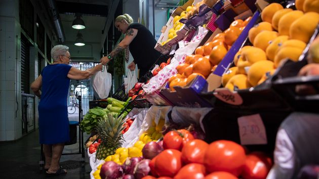 Un puesto de frutas y verduras de un mercado de abastos