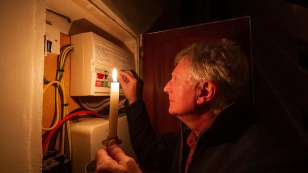 Un hombre sin electrcidad