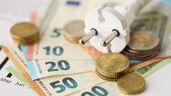 unos billetes de euros monedas y un enchufe