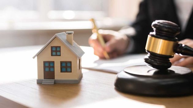 Mazo de un juez sobre la figura de una casa