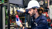 electricista trabajando