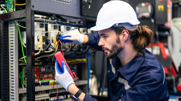 electricista trabajando