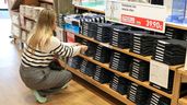 Una dependienta coloca la ropa