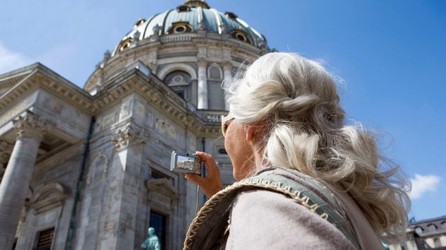 Mujer haciendo fotografía a iglesia