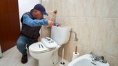 un fontanero arreglando un vater