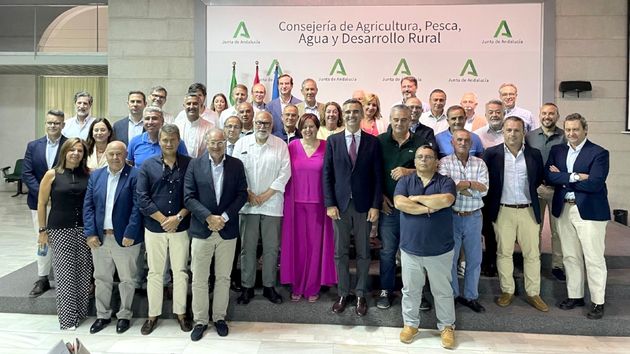 Foto de familia de los representantes de las administraciones