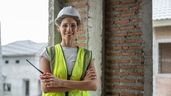 una mujer albañila en una obra