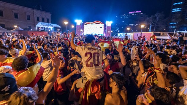 Aficionados a la selección española de fútbol durante la celebración del partido de semifinales del mundial 