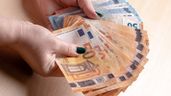 Manos sosteniendo dinero