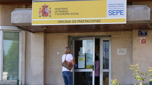 Una mujer entra a una oficina del SEPE