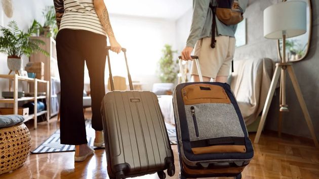 Turistas entrando a una vivienda 