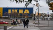 Dos personas cruzando una calle frente a Ikea