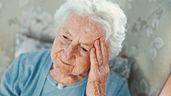 Mujer anciana con la mano en la cabeza