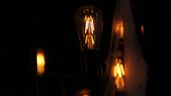 unas bombillas encendidas de noche