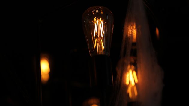 unas bombillas encendidas de noche