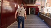 Un hombre se dirige a una oficina del SEPE