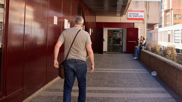 Un hombre se dirige a una oficina del SEPE
