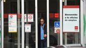 Hombre saliendo de una oficina de empleo