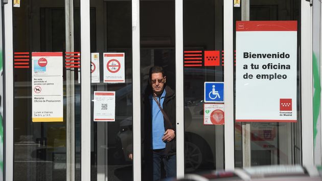 Hombre saliendo de una oficina de empleo