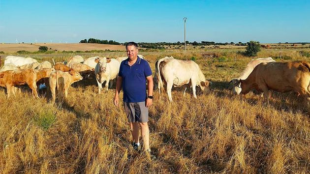 Raúl del Brío Encinas en su explotación