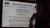 Una mujer consulta las oposiciones del BOE