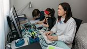 Mujer teletrabajando