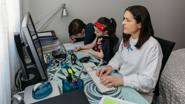 Mujer teletrabajando
