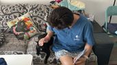 Lla veterinaria atendiendo a una mascota