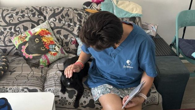 Lla veterinaria atendiendo a una mascota