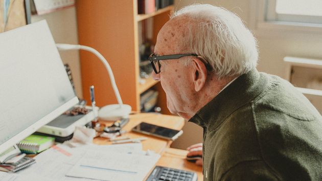 Hombre anciano frente a un ordenador