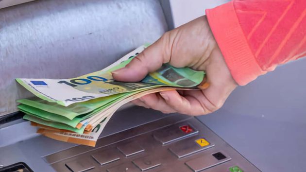 Una mujer sacando dinero de un cajero