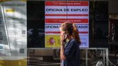 Mujer hablando por teléfono mientras camina