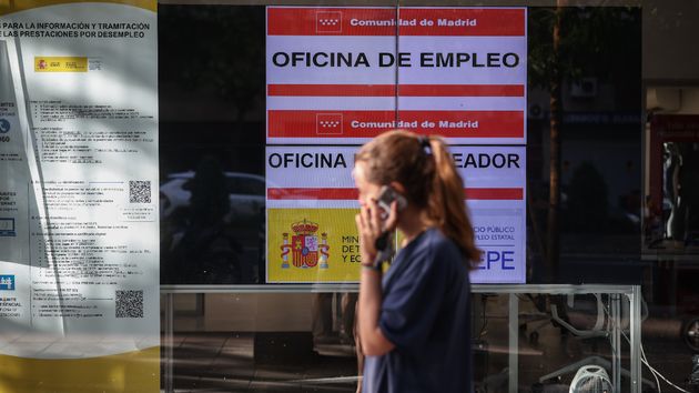 Mujer hablando por teléfono mientras camina