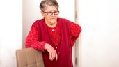 Una anciana en su vivienda