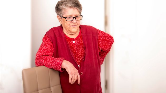 Una anciana en su vivienda