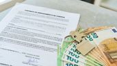Contrato de alquiler junto a billetes de euro
