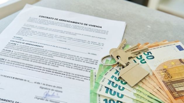 Contrato de alquiler junto a billetes de euro
