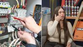 un técnico arreglando una instalación eléctrica y Carolina durante la entrevista