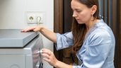 una mujer encendiendo la lavadora